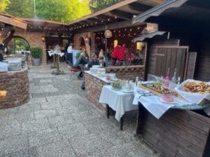Gemütliches Restaurant mit Buffet im Burggarten