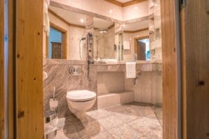 Modernes Badezimmer mit Waschbecken und Dusche