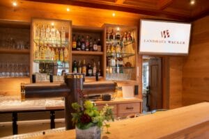 Moderne Bar mit Holzregalen.