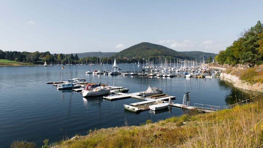 Hafen mit Booten am Biggesee