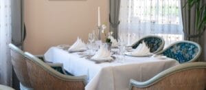 Eleganter Tisch mit Blumen und Kerze
