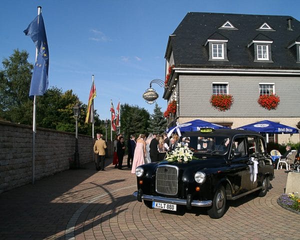 Hochzeits-Oldtimer vor dem Hotel Wacker – stilvoller Abgang für das Brautpaar