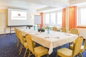 Heller Tagungsraum mit Bestuhlung und Tageslicht